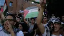 Para demonstran membawa bendera Palestina dan meneriakkan bebaskan Palestina di depan kedutaan besar Israel di Madrid (14/07/2014) (AFP PHOTO/PEDRO ARMESTRE)