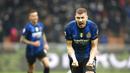 Pemain Inter Milan Edin Dzeko melakukan selebrasi usai mencetak gol ke gawang Venezia pada pertandingan sepak bola Liga Italia di Stadion San Siro, Milan, Italia, 22 Januari 2022. Inter Milan menang 2-1. (AP Photo/Luca Bruno)