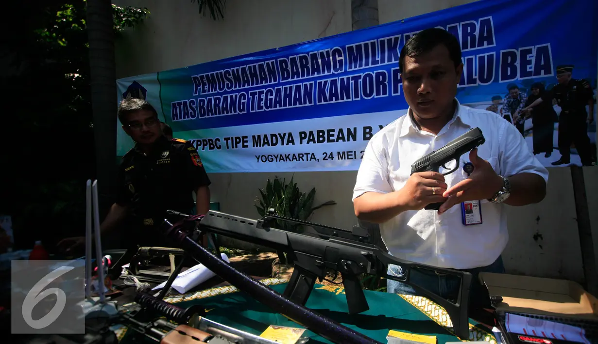 Petugas menghancurkan barang bukti milik negara hasil penindakan 2015-2016 di Bea dan Cukai Yogyakarta, (24/5). Barang bukti lain di musnahkan seperti air soft gun,replika senjata api, majalah dewasa, dll. (Liputan6.com/Boy harjanto)