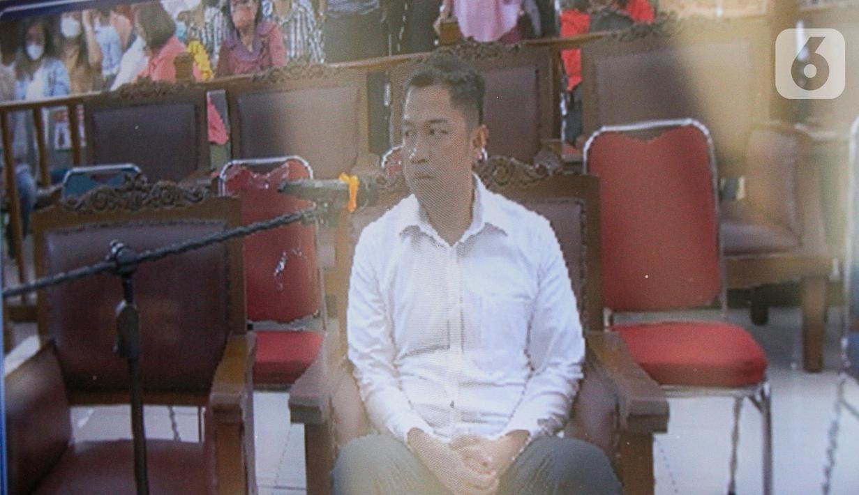 Terdakwa kasus merintangi penyidikan atau 'obstruction of justice' pembunuhan berencana terhadap Brigadir J, Arif Rachman Arifin mengikuti sidang pembacaan putusan sela di Pengadilan Negeri Jakarta Selatan, Selasa (1/11/2022). Dalam dakwaan sebelumnya, Mantan Wakaden B Biro Paminal Divisi Propam Polri AKBP Arif Rachman berperan merusak alat bukti laptop yang berisi data rekaman CCTV.. (Liputan6.com/Faizal Fanani)