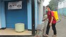 Petugas menyemprotkan disinfektan di RW 03, Kelurahan Gandasari, Kecamatan Jatiuwung, Kota Tangerang, Rabu (9/6/2021). Pemerintah setempat menerapkan lockdown skala mikro setelah 57 warga di kawasan tersebut terkonfirmasi positif COVID-19. (Liputan6.com/Angga Yuniar)