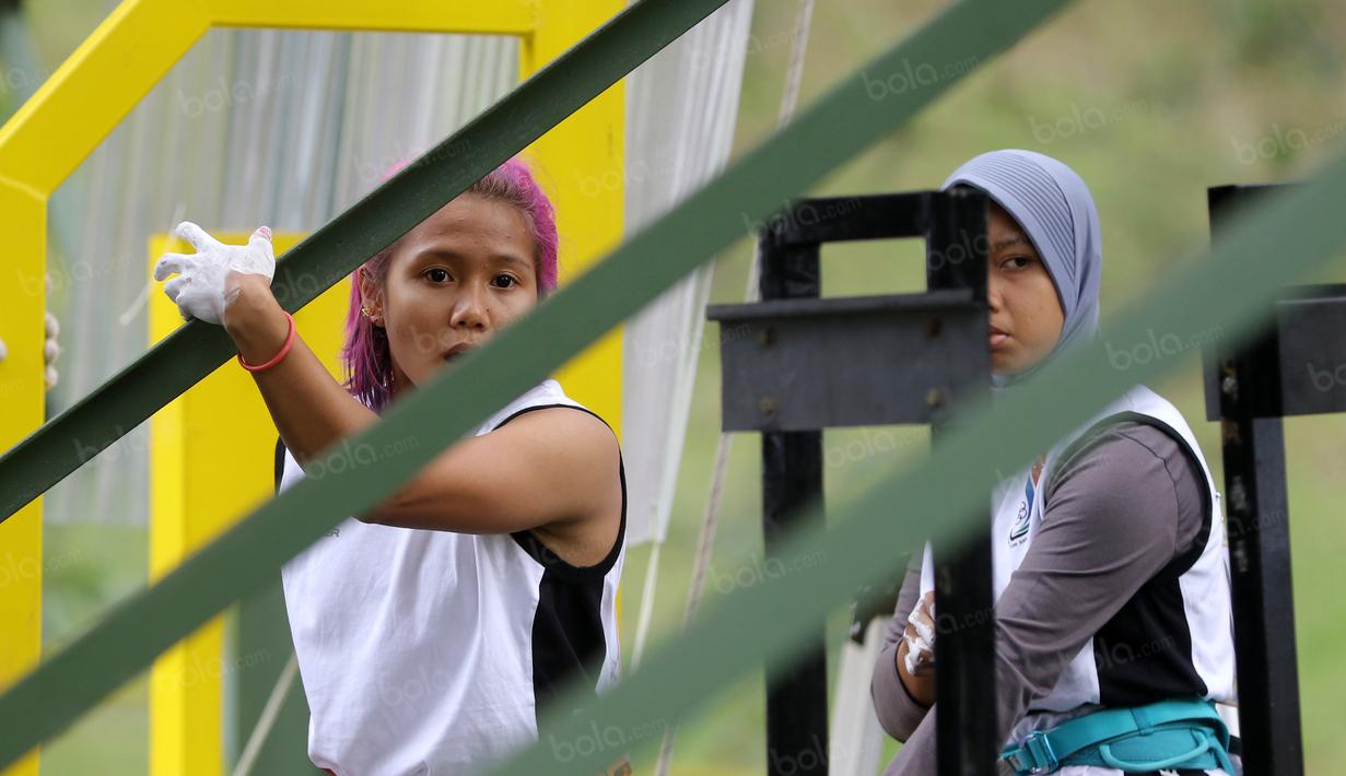 Atlet Panjat Tebing asal Bali tengah melakukan pemanasan sebelum berlaga pada kategori Lead Cabang Panjat Tebing PON XIX Jabar 2016 di Cikole, Bandung, Minggu (18/9/2016). (Bola.com/NIcklas Hanoatubun)