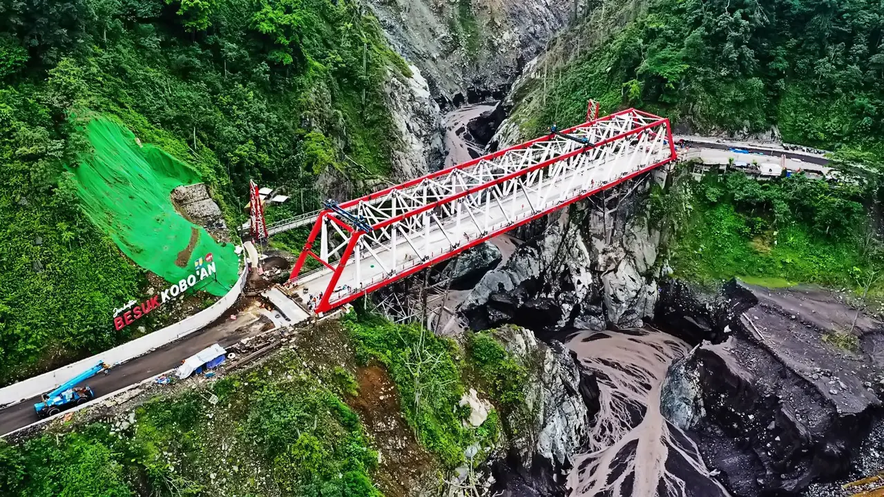 Meski terhalang cuaca proses pembangunan Jembatan Gladak Perak terus dikerjakan (Istimewa)