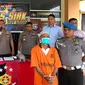 Pelaku pembakar lahan di Siak bersama barang bukti setelah ditetapkan tersangka oleh penyidik. (Liputan6.com/M Syukur)