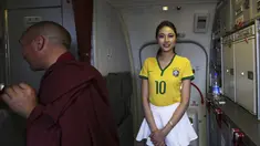 Pramugari salah satu maskapai penerbangan lokal di China mengenakan kaos bola saat bertugas, Senin (23/6/14). (REUTERS/Wong Campion)