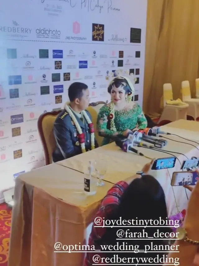 6 Momen Resepsi Pernikahan Joy Tobing dan Suami, Ada Upacara Pedang TNI