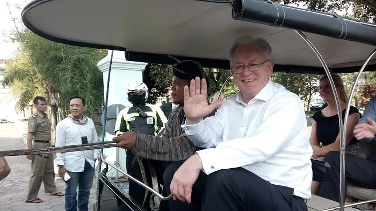 20151117-Menteri Perdagangan Australia-Andrew Robb-Naik Andong-Yogyakarta 
