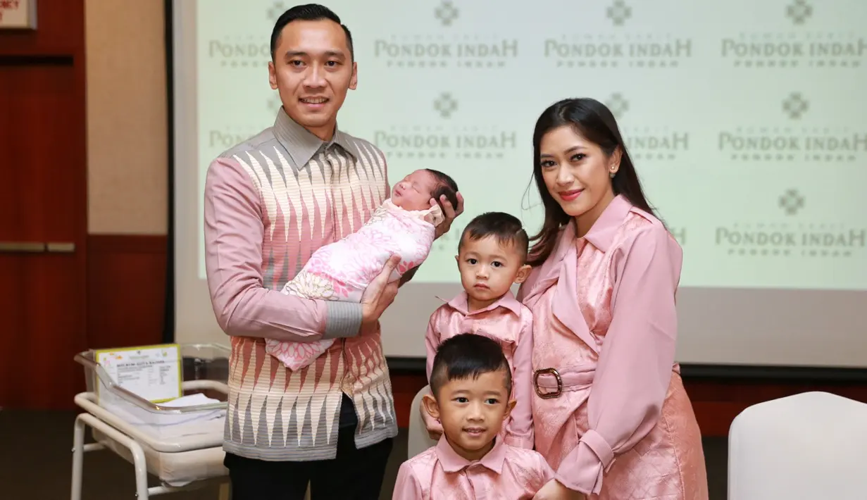 Pasangan Ibas Yudhoyono dan Aliya Rajasa kembali berbahagia lantaran lahirnya anak ke-3 mereka di awal tahun 2018 ini. Bayi berjenis kelamin perempuan ahir pada Senin(1/1/2018). (Adrian Putra/Bintang.com)