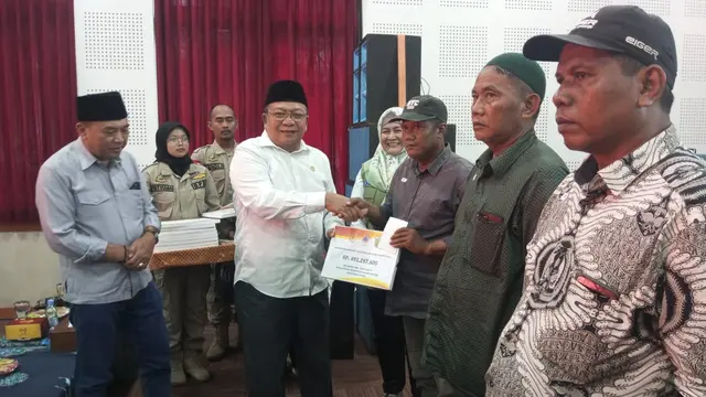 Wakil Ketua Komisi VIII DPR RI Abdul Wachid mengawal bantuan stimulan bagi ribuan petani gagal panen di Jepara agar bisa direalisasikan. (Liputan6.com/Arief Pramono)
