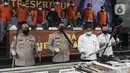 Kapolda Metro Jaya Irjen Nana Sudjana (kedua kiri) menunjukkan barang bukti saat rilis kasus premanisme kelompok John Kei di Polda Metro Jaya, Jakarta, Senin (22/6/2020). John Kei memerintahkan anak buahnya membunuh Nus Kei dan anggotanya berinisial ER. (Liputan6.com/Johan Tallo)