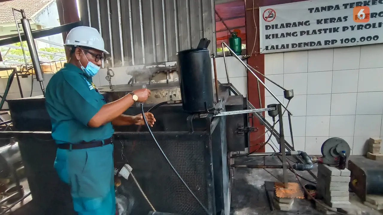 Pegawai Di IPST ASARI Menyiapkan Mesin Pengolah Limbah Plastik Menjadi BBM Plas Milik PT Chandra Asri Petrochemical. (Kamis, 30/06/2022). (Liputan6.com/Yandhi Deslatama).