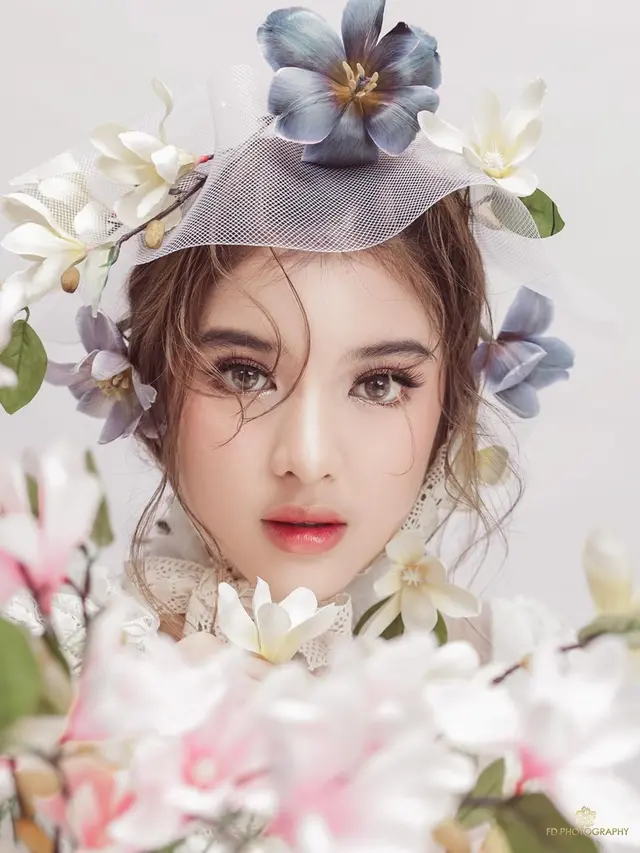 6 Gaya Pemotretan Tiara Idol, Serba Putih Cantik Bak Putri Kerajaan