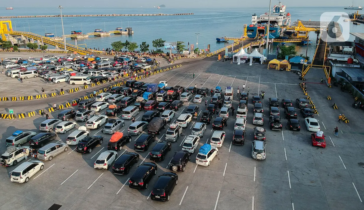 Kawasan Pelabuhan Merak sudah mulai dipenuhi kendaraan para pemudik yang menuju Sumatera yang antre menunggu untuk naik kapal. (Liputan6.com/Faizal Fanani)