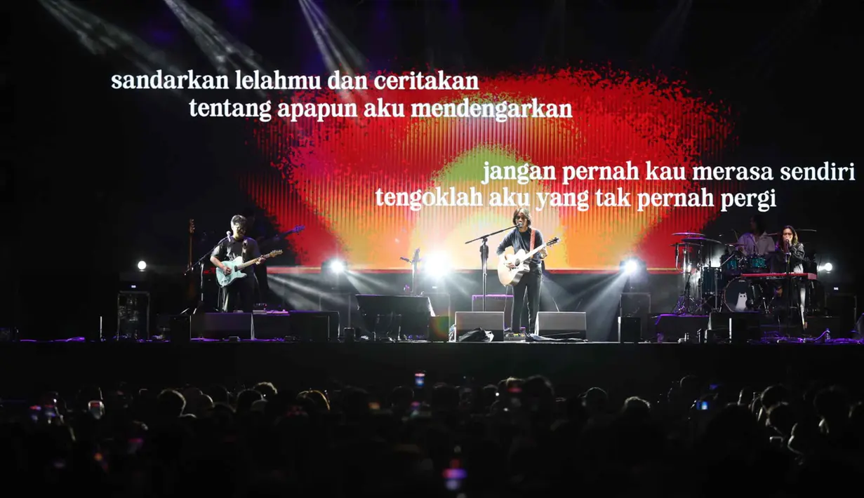 Fiersa melanjutkan aksinya dengan lagu Juara Kedua yang sudah sangat akrab di telinga para pendengar musik tanah air. Tampak dalam foto, penyanyi sekaligus penulis asal Bandung, Fiersa Besari saat tampil pada hari pertama gelaran KapanLagi Buka Bareng (KLBB) Festival 2026 di Stadion Madya, Kompleks Gelora Bung Karno, Senayan, Jakarta, Sabtu 28 Februari 2026. (Dok/Kapanlagi Youniverse)