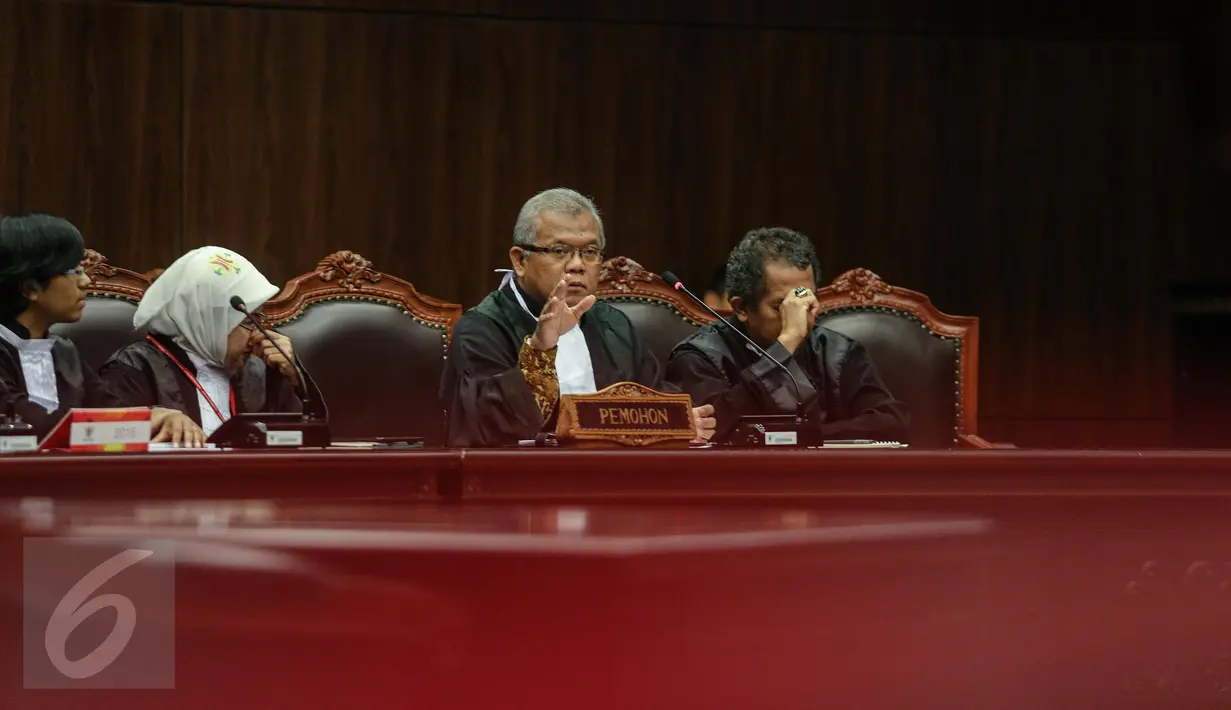 Kuasa hukum pemohon, Abdul Fickar Fadjar saat menyampaikan pokok-pokok perbaikan permohon dalam sidang uji materi UU KPK di Gedung MK, Jakarta, Selasa (30/6/2015). (Liputan6.com/Faizal Fanani)