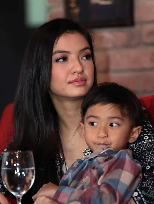 Tidak hanya itu, ternyata sebagai seorang muslimah Raline juga memiliki keinginan untuk mengenakan hijab. Sebelum memutuskan untuk tampil berhijab, Raline ingin memperbaiki tata cara beribadahnya terlebih dahulu. (Deki Prayoga/Bintang.com)