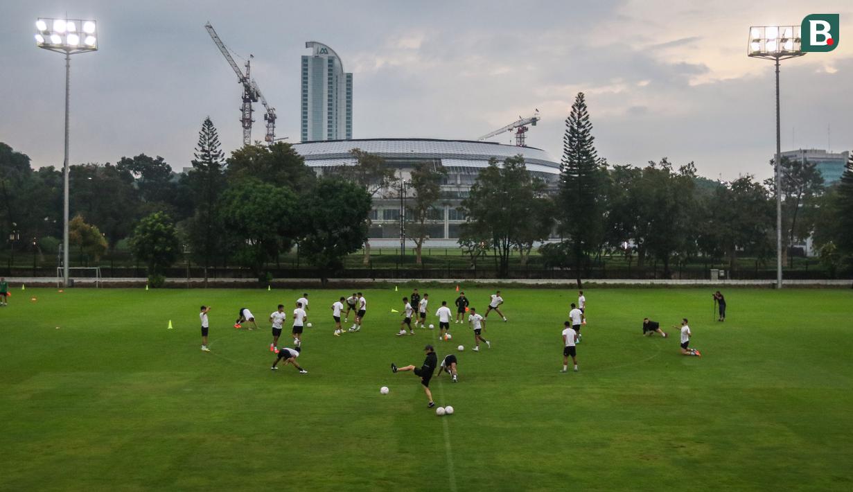 Pemain Timnas Indonesia melakukan latihan untuk persiapan menjelang laga leg pertama semifinal Piala AFF 2022 menghadapi Vietnam di Lapangan A, Kompleks Gelora Bung Karno, Jakarta, Rabu (04/01/2023). (Bola.com/Bagaskara Lazuardi)