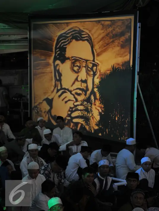 Gambar Gus Dur terpampang saat haul ke enam Gus Dur di Ciganjur, Jakarta, Sabtu (26/12/2015). Dalam acara ini masyarakat diajak untuk merawat tradisi serta merajut hati seperti pencerminan dari perjuangan Gus Dur. (Liputan6.com/Gempur M Surya)