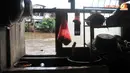 Banjir terlihat dari dalam dapur rumah warga. (Liputan6.com/Abdul Azis Prastowo)