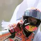 Pebalap Repsol Honda, Marc Marquez, melakukan selebrasi usai finis pada MotoGP Belanda di Sirkuit Assen, Belanda, Minggu (30/6/2019). Vinales sukses menjadi juara dengan catatan waktu 40 menit 55,415 detik. (AP//Peter Dejong)