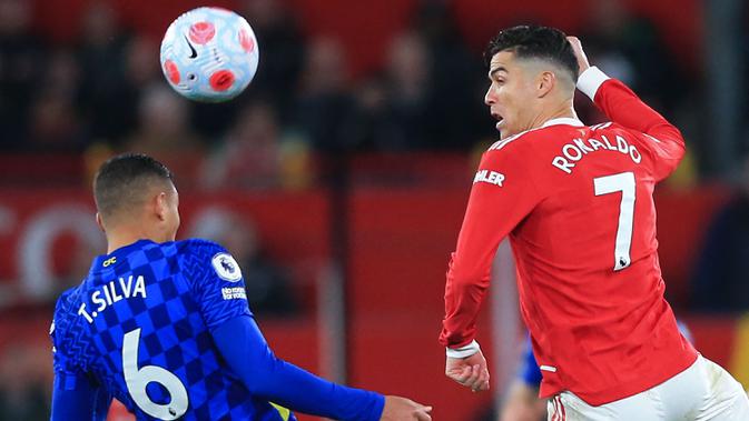 <p>Diturunkan sebagai starter pada laga panas tersebut, CR7 mampu membuat beberapa peluang ke gawang lawan. Namun, skor kacamata tak berubah hingga babak pertama usai. (AFP/Lindsey Parnaby)</p>