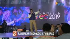 Sandiaga Uno memamerkan teknologi ATM beras di acara Jakarta Young Entrepeuneur Summit 2019 di Istora Senayan.