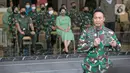 KSAD Jendral TNI Andika Perkasa memberi sambutan saat mendampingi Serda Aprilia Manganang menjalani sidang perubahan status jenis kelamin dan pergantian nama di Pengadilan Negeri Tondano secara virtual di Mabes TNI AD, Jakarta, Jumat (19/3/2021). (Liputan6.com/Faizal Fanani)