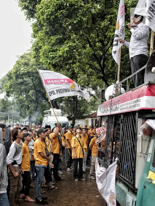 Massa dari kader dan simpatisan Partai Hanura menyampaikan orasi di depan kantor KPU RI, Jakarta, Senin (21/1). Mereka menuntut dimasukkannya nama Oesman Sapta Odang (OSO) dalam daftar calon tetap (DCT) anggota DPD RI 2019. (Liputan6.com/Faizal Fanani)