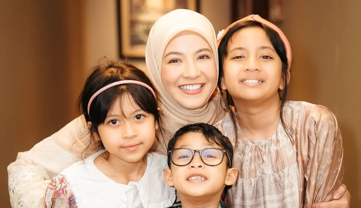 Keluarga, sahabat hingga buah hatinya hadir untuk memberikan apresiasi, kebahagiaan terpancar jelas di wajah Natasha Rizky. Momen ketika Natasha Rizky memeluk buah hatinya ini penuh kehangatan. Megumi dan Miskha tampil manis dengan dress, sementara Miguel tampil dengan kemeja kotak-kotak. Tak lupa pakai kacamata, Megumi anak bungsu Natasha Rizky makin keren. (Liputan6.com/IG/@natasharizkynew)