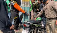 Kanit Gakkum Satlantas Wilayah Jakarta Barat, AKP Agus Suwito menerangkan, akibat kecelakaan tersebut pengemudi ojol berinisial M (48)&nbsp;mengalami luka pada bagian kepala. (Foto:Liputan6/Ady Anugrahadi)