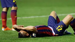 Ekspresi pemain Barcelona Adriano Correia usai dikalahkan rival abadi mereka, Real Madrid di final Piala Raja di Stadion Mestalla, Valencia (17/4/2014). (REUTERS/Albert Gea)