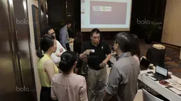 Peserta Workshop NBA berdiskusi sebelum acara mulai di Hotel Fermount, Jakarta, (7/9/2017). Emtek satu-satunya grup Media di Indonesia yang menjalin kerjasama dengan NBA. (Bola.com/Nicklas Hanoatubun)  