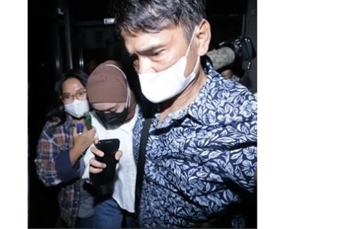 6 Potret Ayah Lesti Kejora Dampingi Sang Anak ke Polres, Wajah Tegarnya Disorot