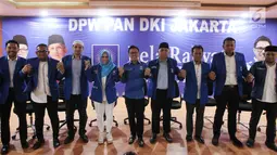 Ketua DPW Partai Amanat Nasional Eko Hendro Purnomo (Eko Patrio) foto bersama dengan Caleg terpilih usai jumpa pers di Sekretariat DPW PAN, Jakarta Timur, Senin (20/5). Berkat dukungan dan kerja keras semua pihak, PAN Jakarta mengalami peningkatan yang sangat significant. (Liputan6.com/HO/Soni)