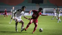 Pemain Timnas Indonesia U-17,&nbsp;Habil Abdillah Yafi berusaha melewati hadangan pemain Timnas Guam U-17 dalam pertandingan Grup B Kualifikasi Piala Asia U-17 2023 yang berlangsung di Stadion Pakansari, Bogor, Senin (3/10/2022). (Bola.com/Bagaskara Lazuardi)