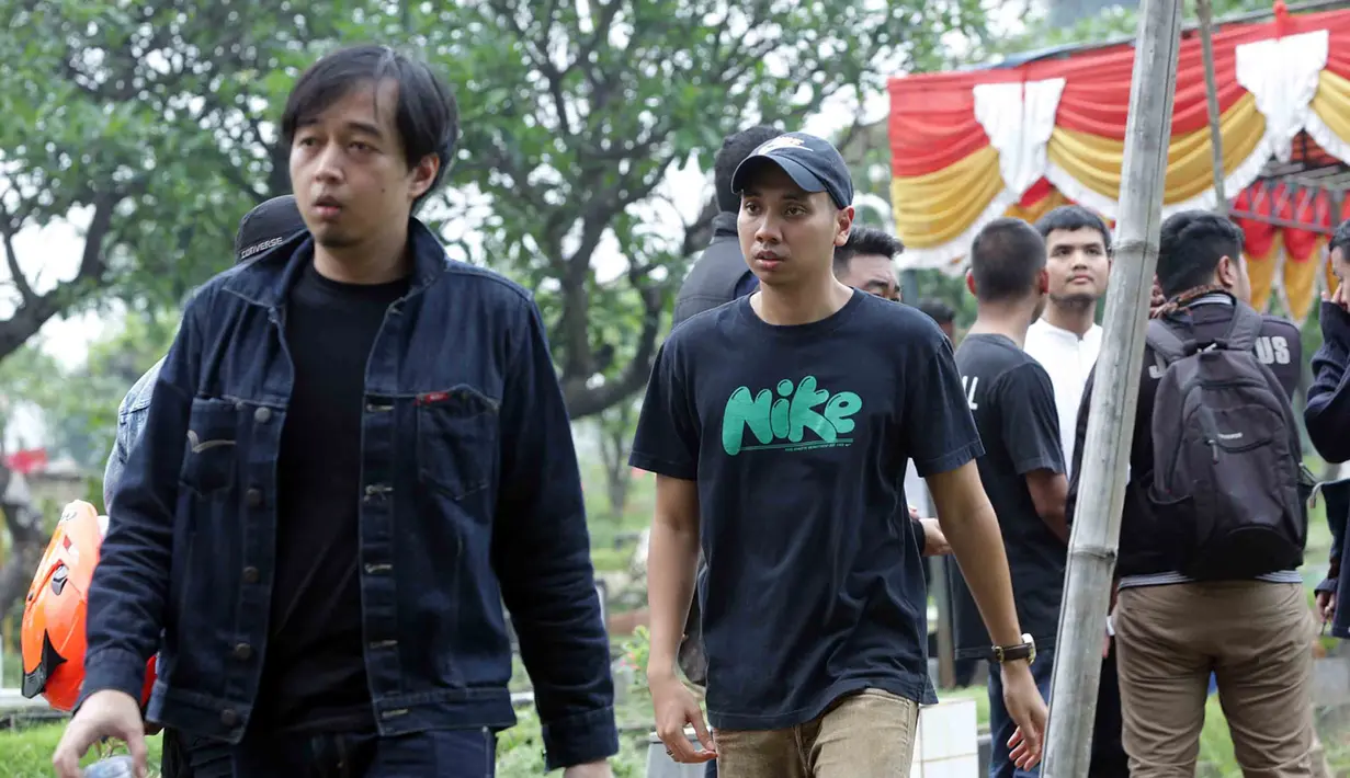 Rabu (9/11/2016) siang, Andika Raharja adik Asta RAN dikebumikan oleh pihak keluarga di TPU Karet Bivak, Jakarta Selatan. (Deki Prayoga/Bintang.com)