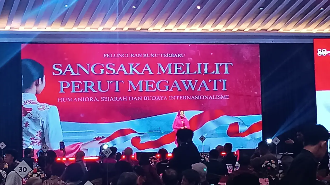 Peluncuran buku  berjudul 'Sangsaka Melilit Perut Megawati' karya Guntur Soekarnoputra di Grand Sahid Jaya Jakarta, Minggu (3/11/2024).