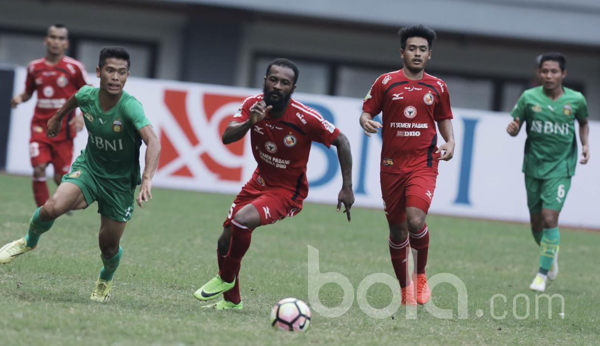 Pemain Semen Padang, Didier Zokora, saat laga melawan Bhayangkara FC pada laga lanjutan Liga 1 Indonesia di Stadion Patriot, Bekasi, Sabtu (20/05/2017). Bhayangkara FC menang 1-0. (Bola.com/M Iqbal Ichsan)