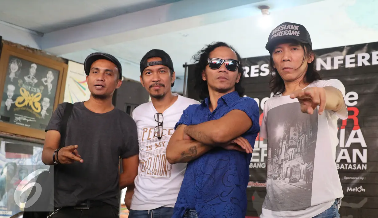 Slank berpose usai konferensi pers terkait konser Slank di sejumlah daerah perbatasan Indonesia, Jakarta, Selasa (10/5). Bimbim mengatakan pihaknya sangat bersemangat dalam menggelar konser di perbatasan. (Liputan6.com/Herman Zakharia)