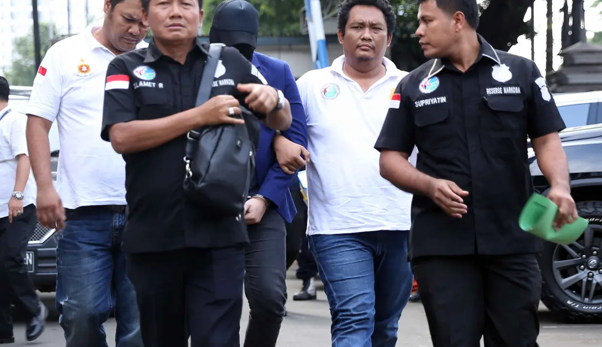 Penyanyi dangdut Ridho Rhoma menjalani tes urine dan rambut di laboratorium BNN. Sekitar pukul 15.00 WIB Ridho datang dengan pengawalan ketat dari aparat di Gedung BNN, Cawang, Jakarta Timur Senin (27/3).(Nurwahyunan/Bintang.com)