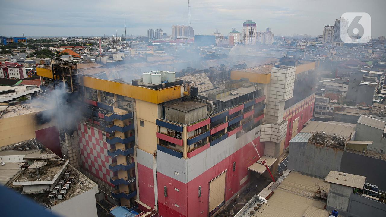 Pasca-Kebakaran Hebat, Petugas Gulkarmat Jakarta Berjibaku Dinginkan Glodok Plaza