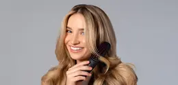 Ideal untuk menata ulang rambut di tengah hari atau saat darurat tanpa waktu untuk mencuci rambut (Foto: Tymo Beauty/Unsplash)