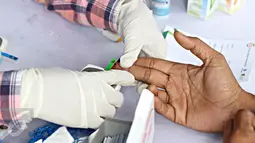 Petugas mengambil sampel darah sopir angkutan umum saat pemeriksaan kesehatan gratis di Terminal Blok M, Jakarta, Selasa (2/2). Pemeriksaan itu guna memastikan kondisi kesehatan para sopir sebelum menjalankan aktifitasnya. (Liputan6.com/Immanuel Antonius)