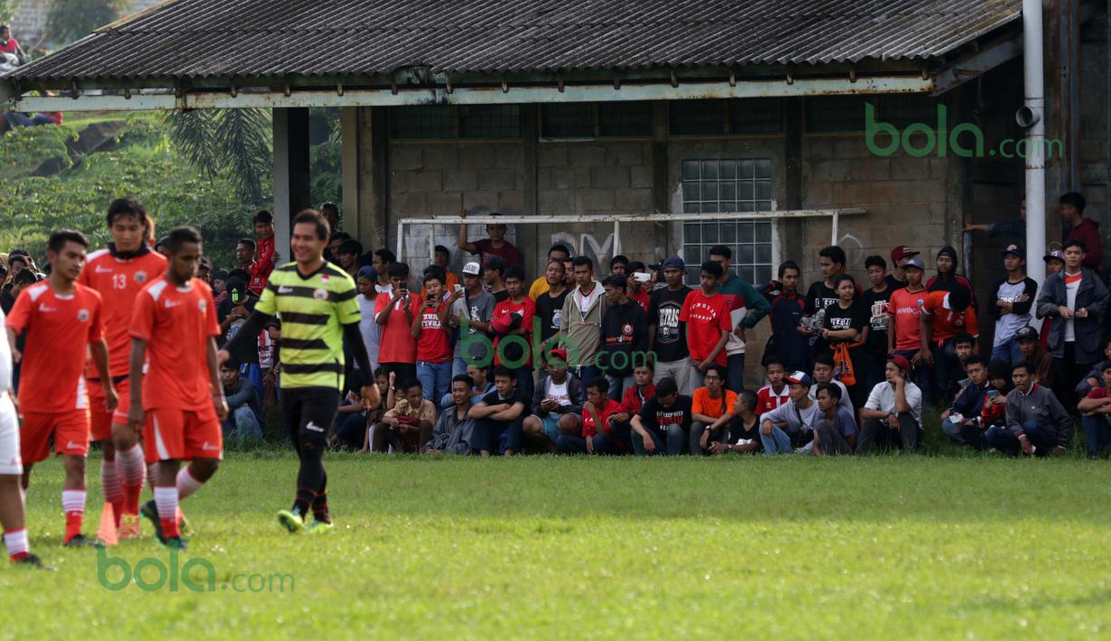 Ratusan Suporter The Jack hadir menyaksikan Timnya berlatih di Lapangan Youth Training Center, Sawanngan, Depok, Rabu (17/2/2016). (Bola.com/Nicklas Hanoatubun)