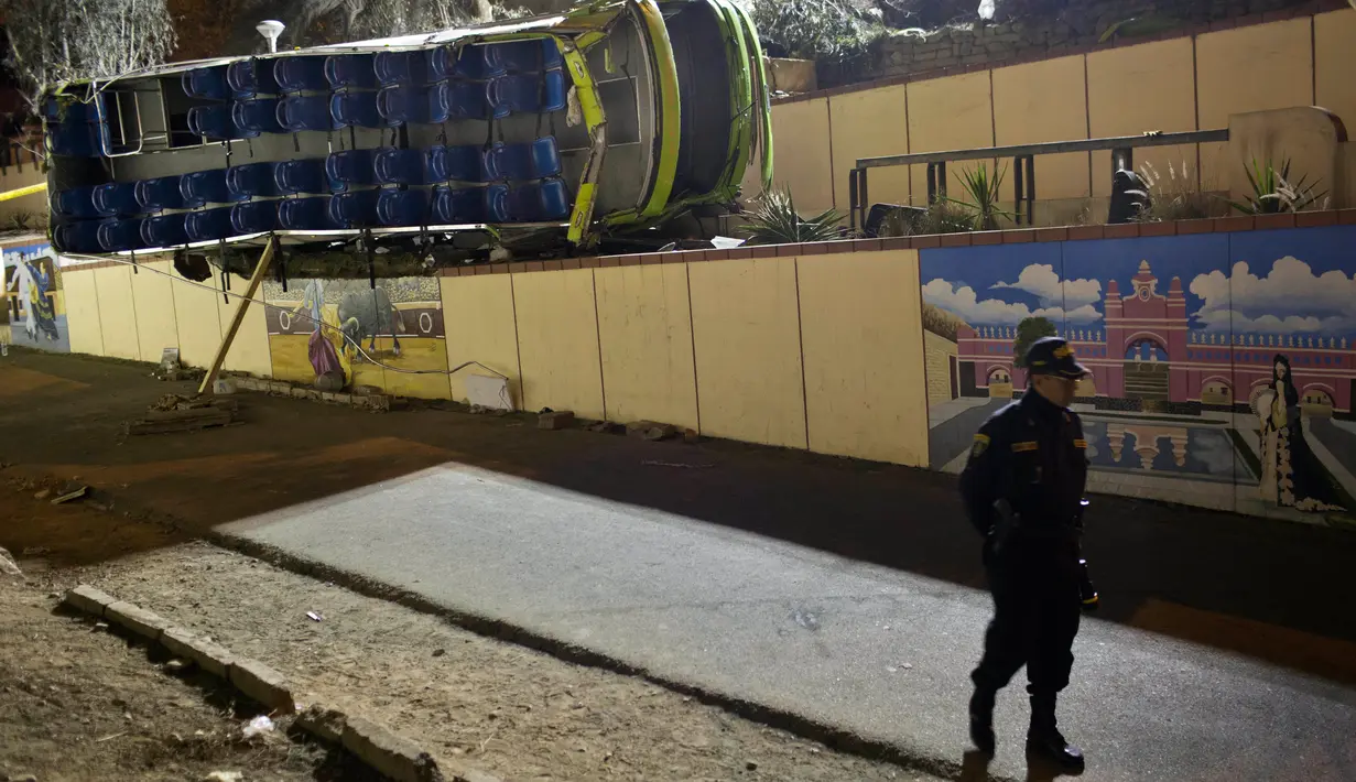 Sebuah bus wisata setelah mengalami kecelakaan di Lima, Peru, (9/10). Menurut petugas pemadam kebakaran, sedikitnya tujuh orang tewas setelah  bus wisata tersebut keluar jalur saat turun bukit di distrik Rimac. (AP Photo / Rodrigo Abd)