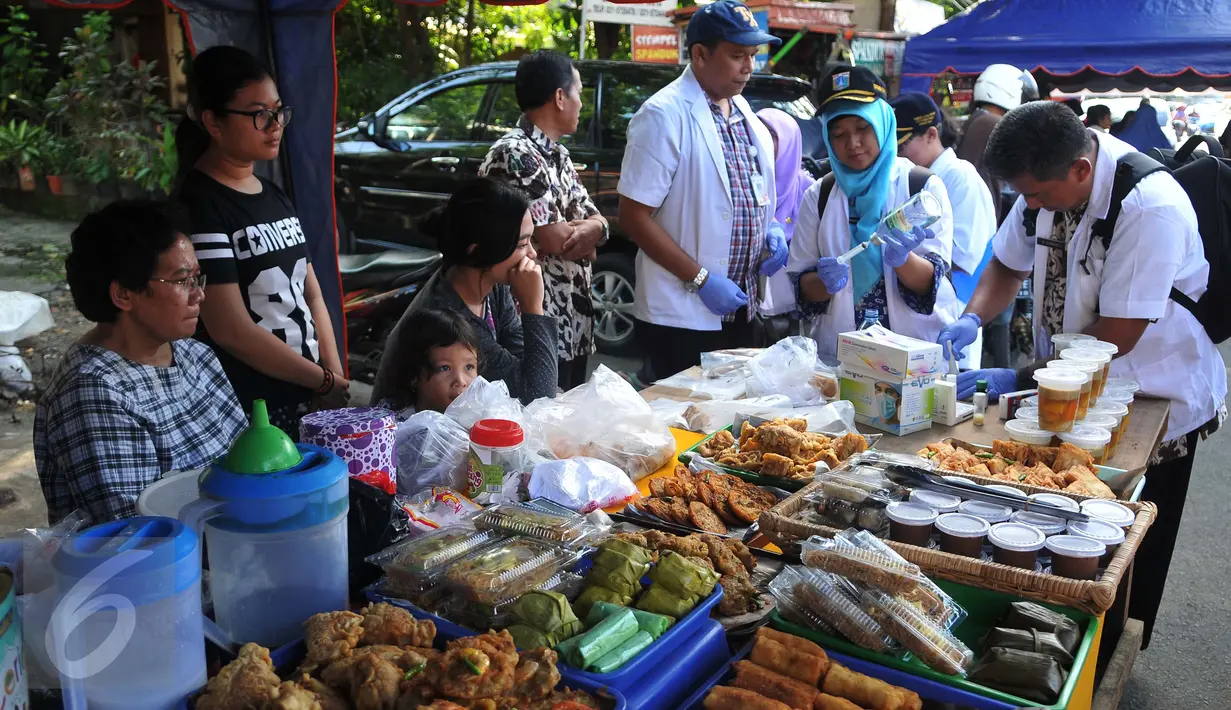  Pemerintah Kota Administrasi Jakarta Pusat bersama Badan Pengawas Obat dan Makanan (BPOM) melakukan inspeksi mendadak di pusat makanan berbuka puasa atau takjil di Bendungan Hilir, Jakarta, Jumat (10/6). (Liputan6.com/Gempur M Surya)