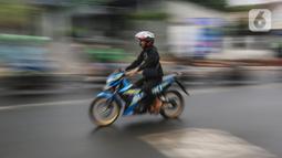 Warga menggunakan sepeda motor melintasi jalan Bintaro Permai, Jakarta, Rabu (15/6/2022). Korps Lalu Lintas (Korlantas) Polri menghimbau kepada masyarakat khususnya pengguna motor untuk tidak menggunakan sandal dan celana pendek saat berkendara dikarenakan,sandal jepit tidak akan melindungi bagian kaki pengendara. (Liputan6.com/Johan Tallo)