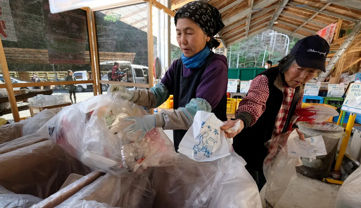 Pekerja memilah sampah plastik di sebuah pusat limbah di Kamikatsu, Prefektur Tokushima, 14 Maret 2019. Sehari-harinya penduduk kota di barat daya Jepang ini dihadapkan dengan 45 kategori sampah, mulai dari kaleng alumunium, kaleng besi, botol kaca, sampai kertas brosur. (Kazuhiro NOGI/AFP)