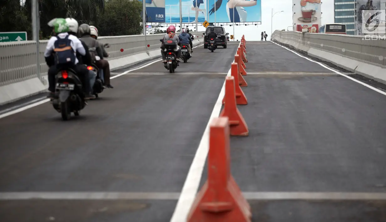 Pengendara motor melintasi flyover (jalan layang) Pancoran yang mulai dibuka untuk umum, Jakarta, Senin (15/1). Rencananya setelah sepekan beroperasi, penggunaan jalan layang Pancoran akan dievaluasi. (Liputan6.com/Arya Manggala)