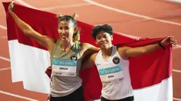 Dina Aulia dan Emilia Nova sukses meraih medali emas dan perak pada lomba yang berlangsung di Suphachalasai Stadium, Pathum Wan, Bangkok, Jumat 12 Desember 2025. Tampak dalam foto, atlet lari gawang putri Indonesia, Dina Aulia (kanan) bersama Emilia Nova merayakan kemenangannya setelah memenangkan final lari gawang 100 meter putri di SEA Games ke-33 di Bangkok, Thailand, Jumat 12 Desember 2025. (AP Photo/ Achmad Ibrahim)